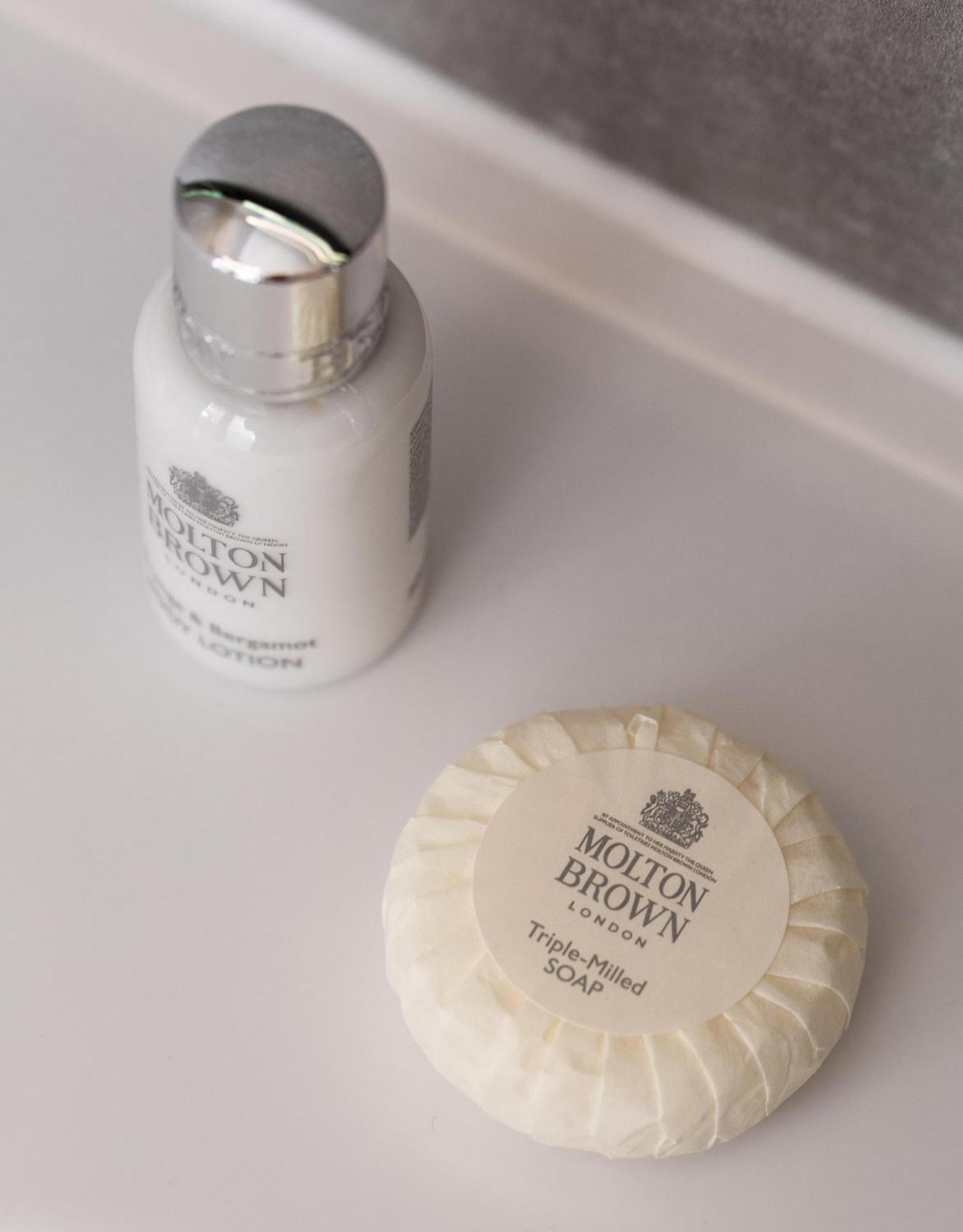 Kpm Hotel & Residences Berlín Exteriér fotografie Molton Brown soap and body wash