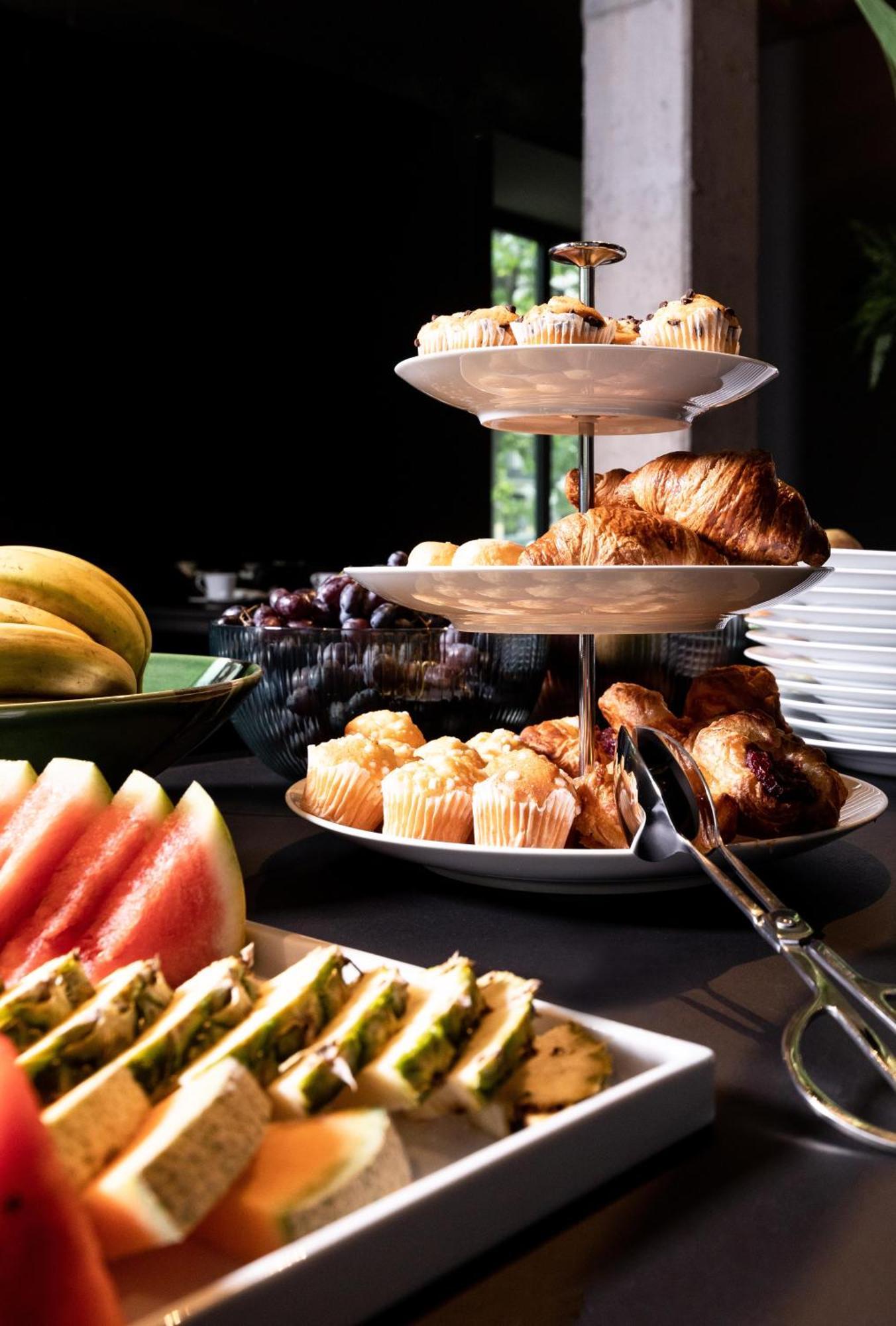 Kpm Hotel & Residences Berlín Exteriér fotografie A tiered serving tray