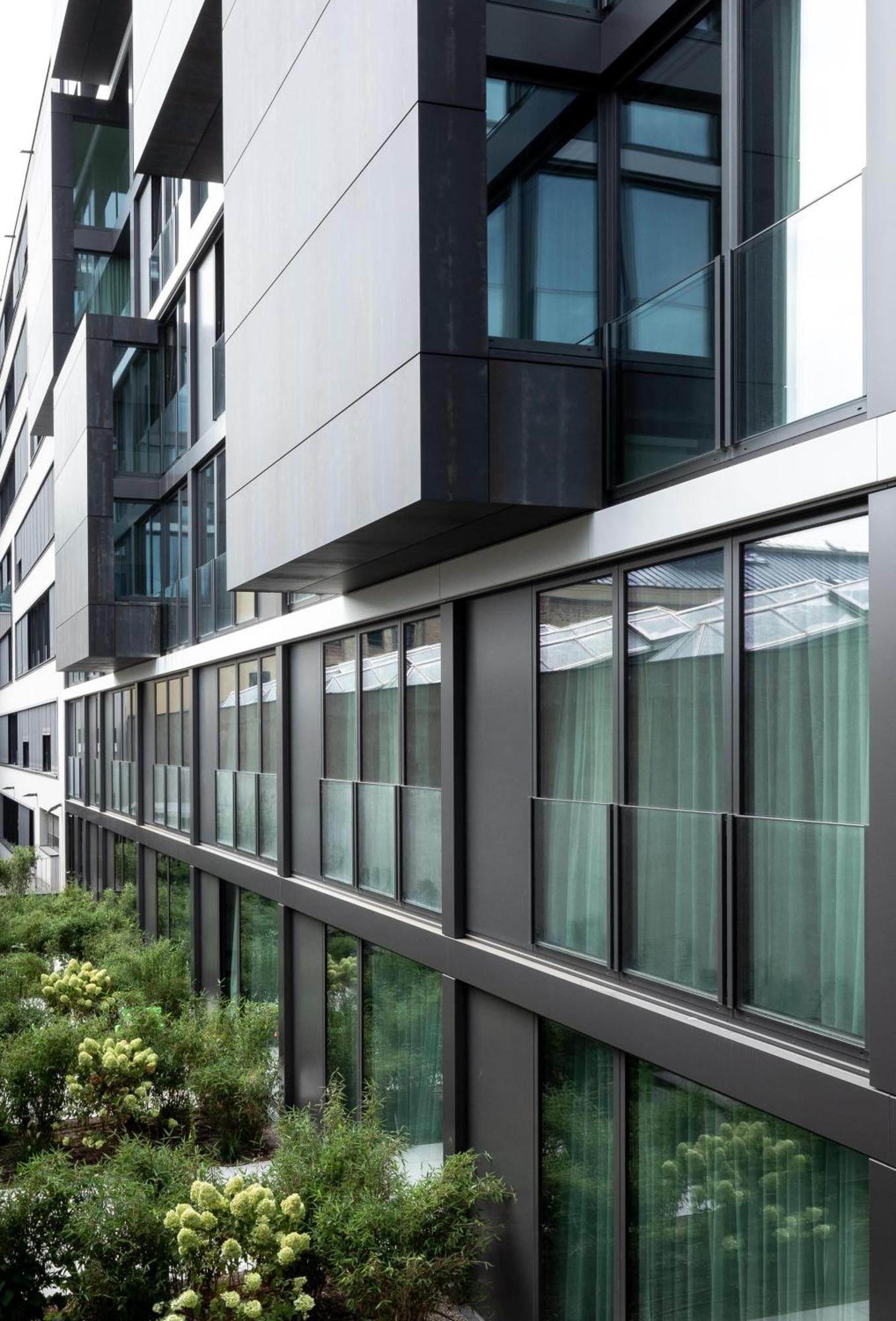 Kpm Hotel & Residences Berlín Exteriér fotografie The new building of the University of Applied Sciences and Medical University of Southern Tyrol
